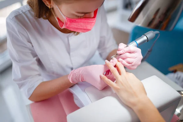 Kosmetolog Salong Manikyr Naglar Polska Förfarande Hand Vård Behandling För — Stockfoto