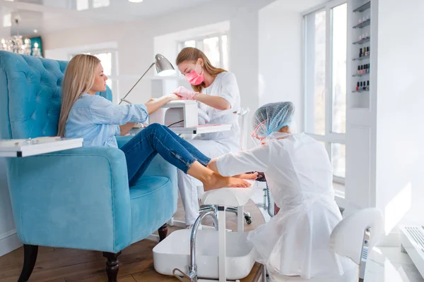 Salón Cosmetología Manicura Pedicura Cliente Femenino Salón Belleza Mujer Cosmetólogo —  Fotos de Stock