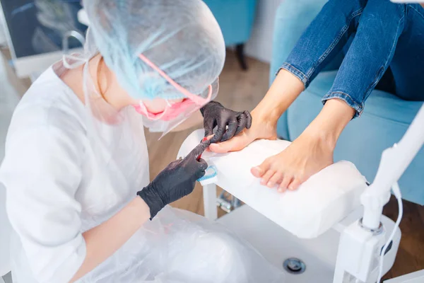 Estetista Salone Pedicure Procedura Rimozione Delle Cuticole Trattamento Nail Care — Foto Stock