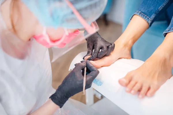 Kosmetiksalon Pediküre Nagelhautentfernung Nagelpflege Für Kundin Schönheitssalon Arzt Handschuhen Arbeitet — Stockfoto