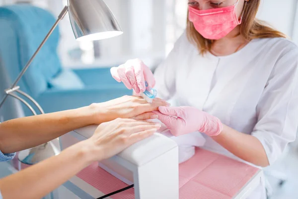 Schoonheidsspecialiste Salon Manicure Nagels Poolse Procedure Handen Verzorging Behandeling Voor — Stockfoto