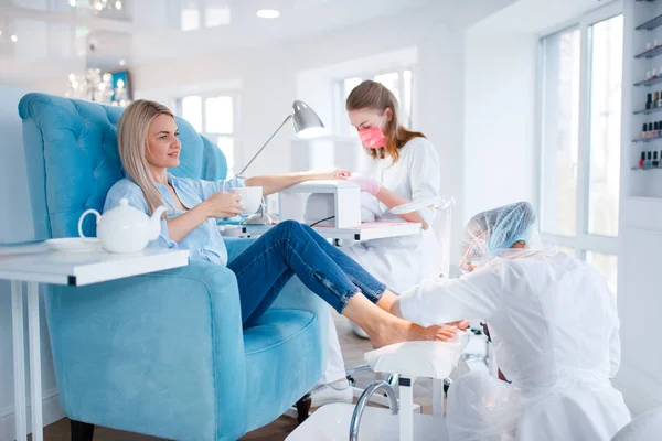 Salón Cosmetología Manicura Pedicura Cliente Femenino Salón Belleza Mujer Cosmetólogo —  Fotos de Stock