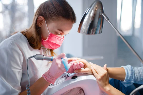 Kosmetika Salon Manikyr Manikyr Och Kvinna Hand Vård Behandling För — Stockfoto