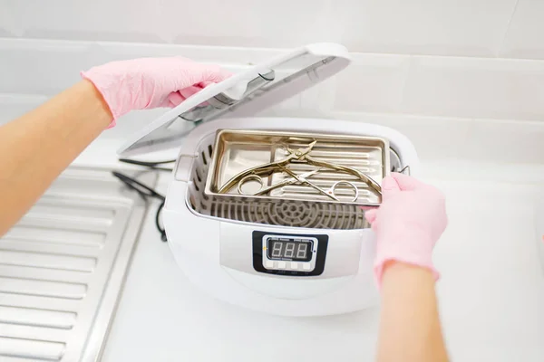 Kosmetologe Reinigt Maniküre Und Pediküre Ausrüstung Werkzeuge Reinigung Sterilisator Professionelles — Stockfoto
