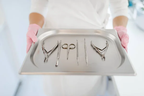 Cosmetólogo Sostiene Bandeja Metal Con Equipos Manicura Pedicura Herramientas Esteticistas — Foto de Stock