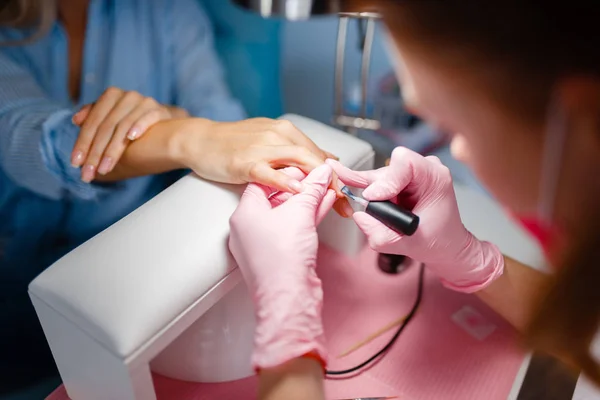 Salon Kosmetyczny Manicure Procedura Aplikowania Lakieru Pielęgnacja Rąk Dla Kobiet — Zdjęcie stockowe