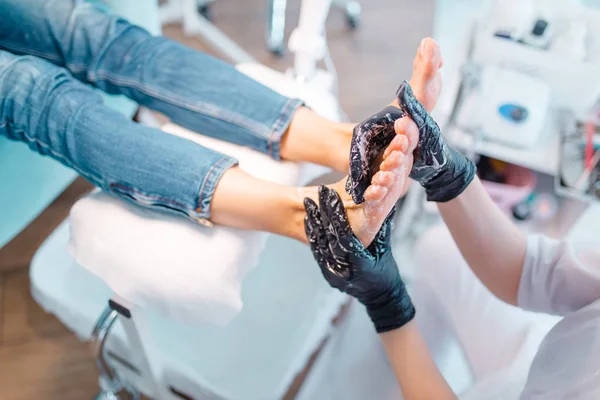 Kosmetiksalon Fußmassage Nagelpflege Für Kundin Schönheitssalon Arzt Handschuhen Arbeitet Mit — Stockfoto