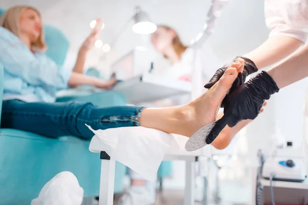 Kosmetiksalon Fußpflege Beinpflege Für Kundin Schönheitssalon Meister Handschuhen Arbeitet Mit — Stockfoto