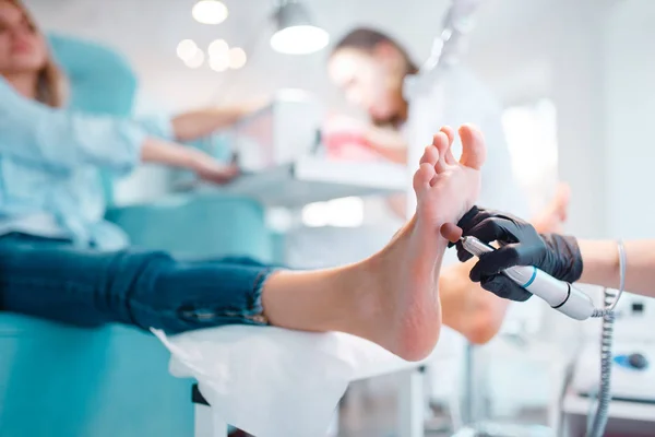 美容美发沙龙 脚抛光程序 在美容店为女性客户提供腿部护理治疗 主人在手套中与客户合作 — 图库照片