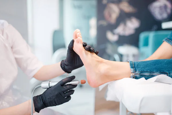 Αισθητικό Ινστιτούτο Διαδικασία Βερνίκι Ποδιών Περιποίηση Ποδιών Για Γυναίκες Πελάτες — Φωτογραφία Αρχείου