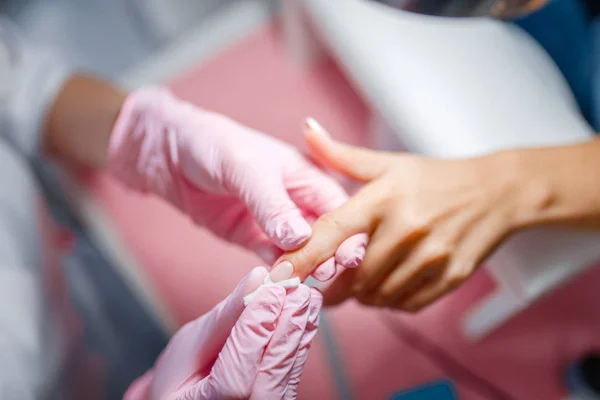 Salão Beleza Manicure Unhas Polimento Mãos Tratamento Cuidados Para Cliente — Fotografia de Stock