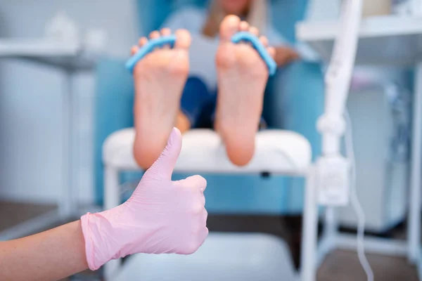 Schoonheidsspecialiste Salon Foot Spa Procedure Benen Behandeling Voor Vrouwelijke Klant — Stockfoto