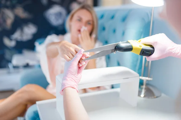 Schoonheidsspecialiste Salon Manicure Clipping Procedure Humor Nagelverzorging Behandeling Voor Vrouwelijke — Stockfoto