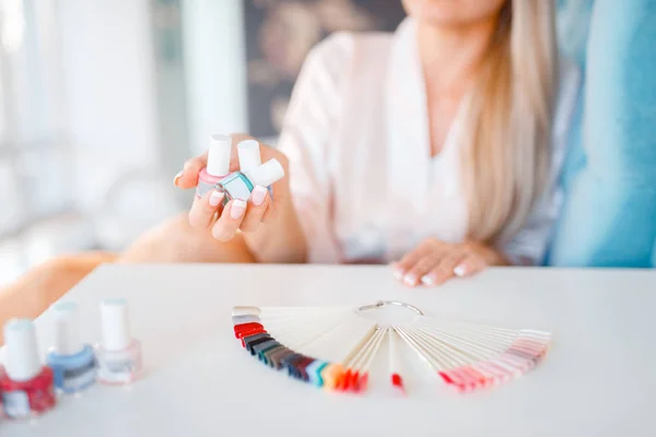 Kadın Müşteri Güzellik Mağazasında Masada Tırnak Vernik Şişeleri Renkli Palet — Stok fotoğraf