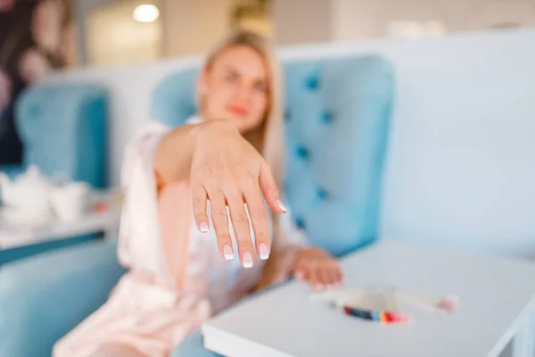 女性の顧客は 美容院で完璧に作られた爪を示しています プロのマニキュアとペディキュアサービス 手足の治療 美容師サロンのクライアント マニキュアの女性 — ストック写真