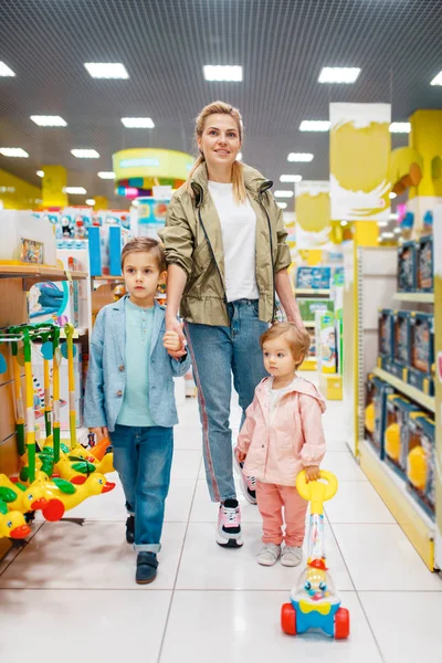 Mãe Com Seus Filhos Pequenos Loja Crianças Mãe Com Filha — Fotografia de Stock