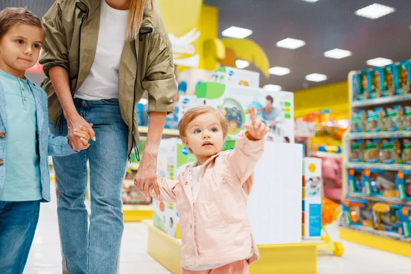 Çocuk Dükkanında Küçük Çocukları Olan Anne Kız Oğul Birlikte Süpermarket — Stok fotoğraf