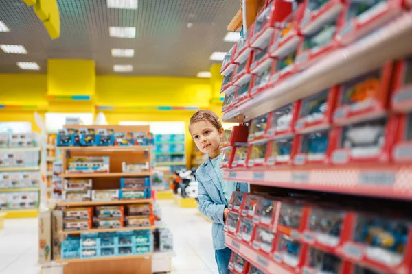 Kleiner Junge Regal Kinderladen Sohn Wählt Spielzeug Supermarkt Familie Kauft — Stockfoto