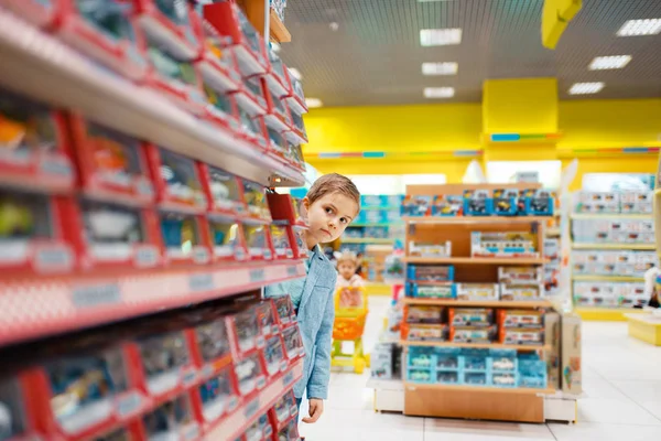 Kleiner Junge Regal Kinderladen Sohn Wählt Spielzeug Supermarkt Familie Kauft — Stockfoto