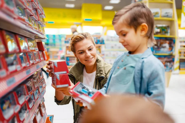 Matka Malým Synem Obchodě Máma Dítě Spolu Vybírají Hračky Supermarketu — Stock fotografie