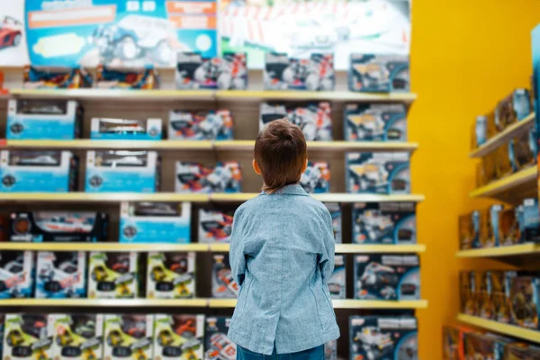 Küçük Çocuk Çocuk Mağazasındaki Rafta Arka Görüşte Son Süpermarkette Oyuncak — Stok fotoğraf