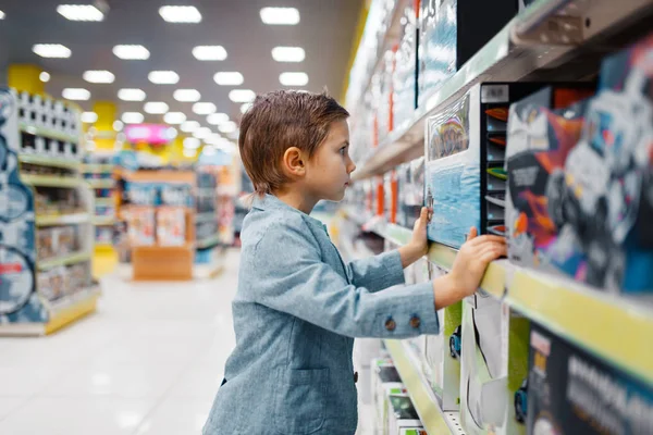 Kisfiú Polcról Gyerekek Tárolására Oldalnézetből Son Választotta Játékok Szupermarketben Családi — Stock Fotó