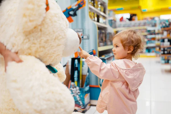 Niña Eligiendo Gran Osito Peluche Tienda Niños Vista Lateral Hija — Foto de Stock