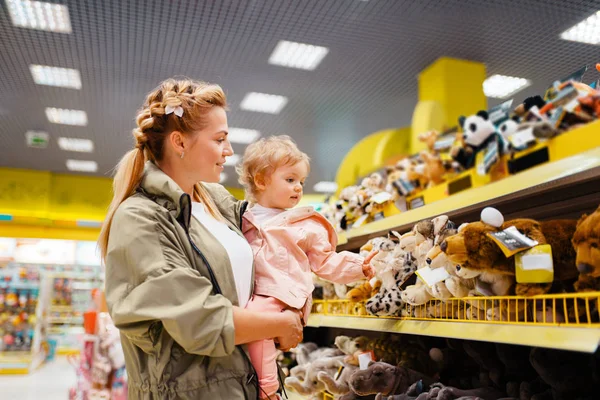 Anya Vele Kislány Kiválasztásában Játékokat Gyerekek Boltban Anya Gyermeke Szupermarketben — Stock Fotó