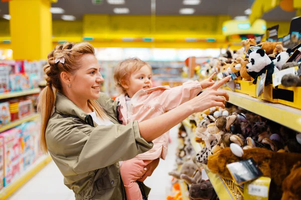 Anya Vele Kislány Kiválasztásában Játékokat Gyerekek Boltban Anya Gyermeke Szupermarketben — Stock Fotó