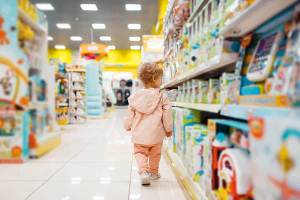 Kleines Mädchen Regal Bei Der Auswahl Von Spielzeug Kinderladen Seitenansicht — Stockfoto