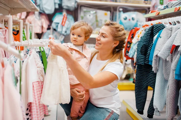 Madre Con Niña Eligiendo Ropa Tienda Niños Mamá Niño Comprando — Foto de Stock