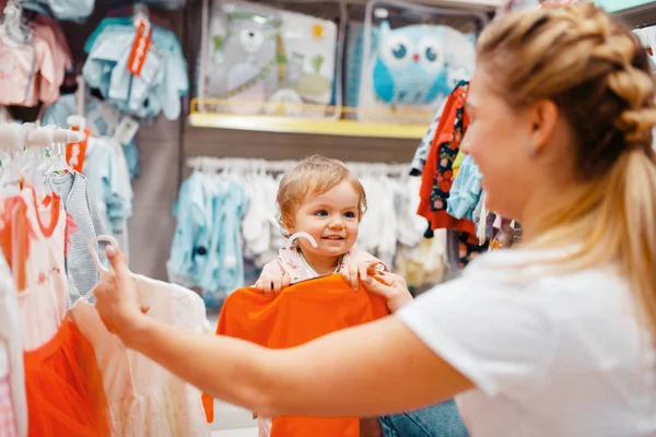 Moeder Met Haar Kleine Meisje Kiezen Kleren Kids Store Moeder — Stockfoto