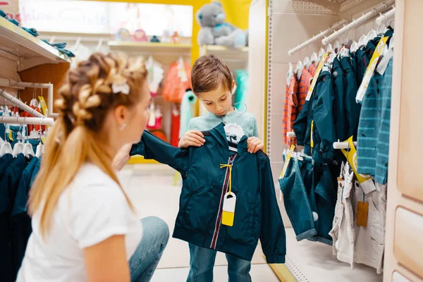 Madre Con Pequeño Niño Eligiendo Ropa Tienda Niños Mamá Niño — Foto de Stock