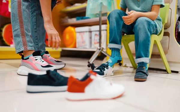 Madre Con Sus Hijos Pequeños Eligiendo Zapatos Tienda Niños Feliz — Foto de Stock