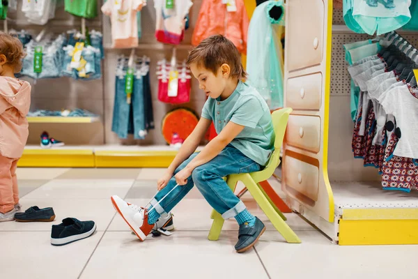 Kleine Jongen Proberen Schoenen Kids Store Zijaanzicht Zoon Kiezen Sneakers — Stockfoto