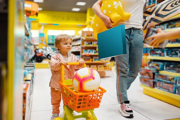 Mutter Mit Ihrem Kleinen Mädchen Kauft Eine Menge Spielzeug Kinderladen — Stockfoto