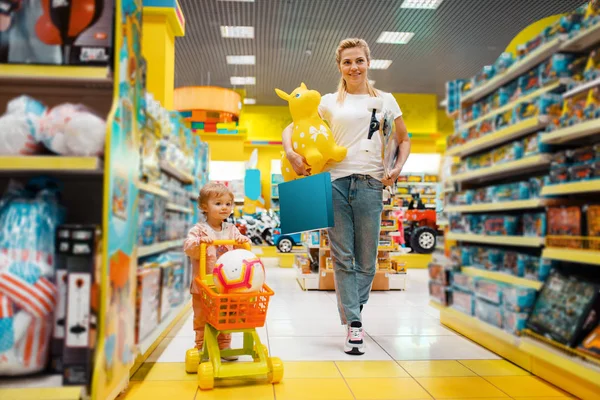 Mãe Com Sua Filhinha Comprando Monte Brinquedos Loja Crianças Mãe — Fotografia de Stock