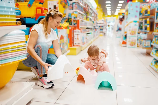 Matka Jej Małą Dziewczynką Wyboru Dziecka Nocnik Sklepie Dzieci Mama — Zdjęcie stockowe