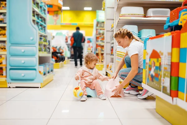 子供の店でベビートイレを選択する彼女の小さな女の子と母 一緒にスーパーマーケットでママと子供 家族の買い物 — ストック写真