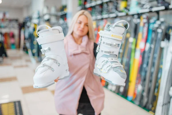 Жінка Показує Білі Лижні Або Сноубордистські Черевики Спортивному Магазині Зимовий — стокове фото