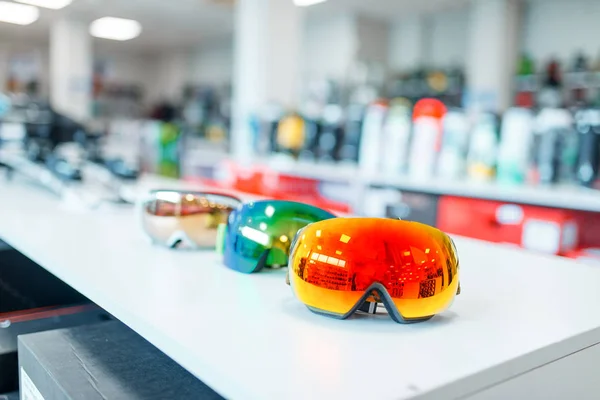 Ski Und Snowboardmaske Auf Vitrine Sportgeschäft Nahaufnahme Niemand Winter Extrem — Stockfoto