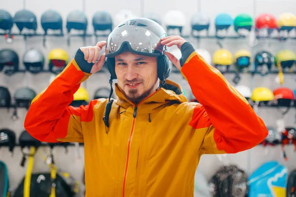 Ember Kirakat Próbálják Sisakot Vagy Snowboard Oldalnézetből Sport Shop Téli — Stock Fotó