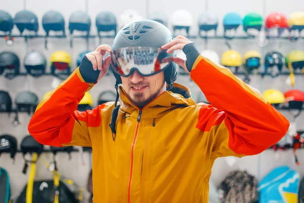 Homem Vitrine Experimentando Capacete Para Esqui Snowboard Vista Lateral Loja — Fotografia de Stock