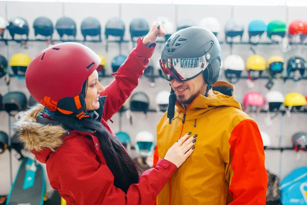 Pareja Joven Comprobar Fuerza Del Casco Esquí Snowboard Tienda Deportes —  Fotos de Stock