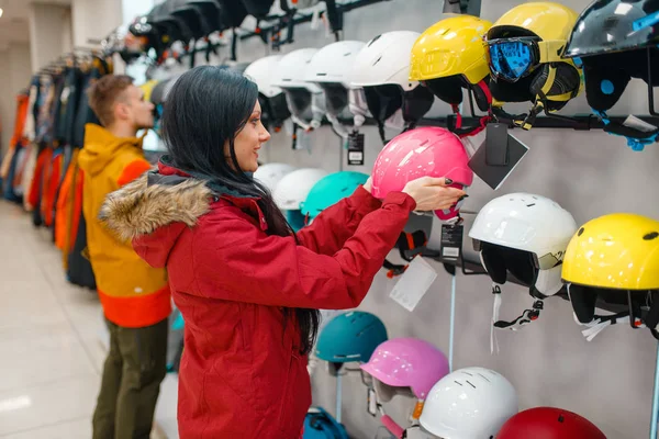 Couple Showcase Choosing Helmets Ski Snowboarding Side View Shopping Sports — Stock Photo, Image