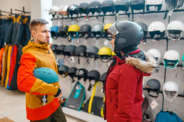 Fiatal Pár Kirakat Próbálják Sisakok Vagy Snowboard Oldalnézetből Sport Shop — Stock Fotó