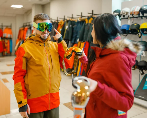 Couple Vitrine Essayer Masque Pour Ski Snowboard Faire Shopping Dans — Photo