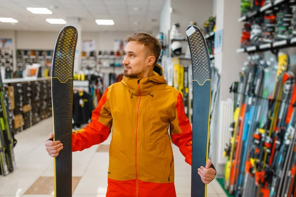 Homem Vitrine Segurando Esqui Downhill Suas Mãos Vista Frontal Compras — Fotografia de Stock