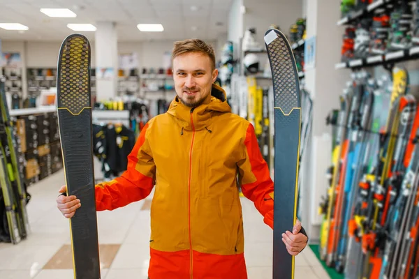 Homem Vitrine Segurando Esqui Downhill Suas Mãos Vista Frontal Compras — Fotografia de Stock