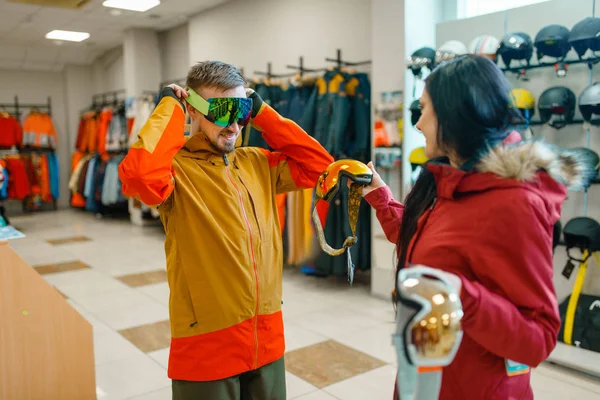 Pár Kirakat Próbál Maszkot Vagy Snowboard Vásárlás Sportboltban Téli Szezon — Stock Fotó
